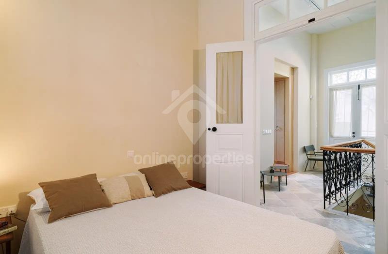 To change image, hover mouse over thumbnails below