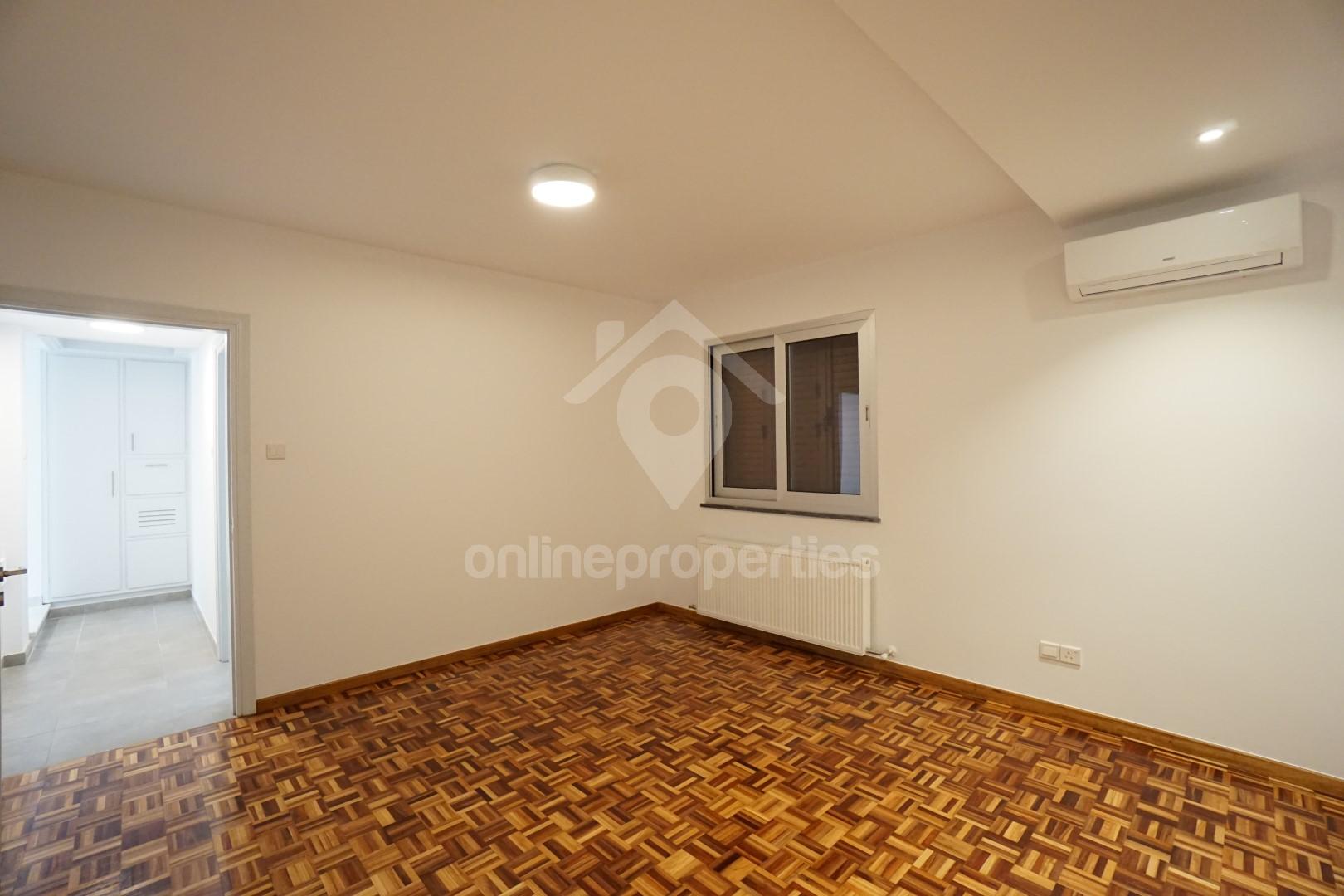 To change image, hover mouse over thumbnails below