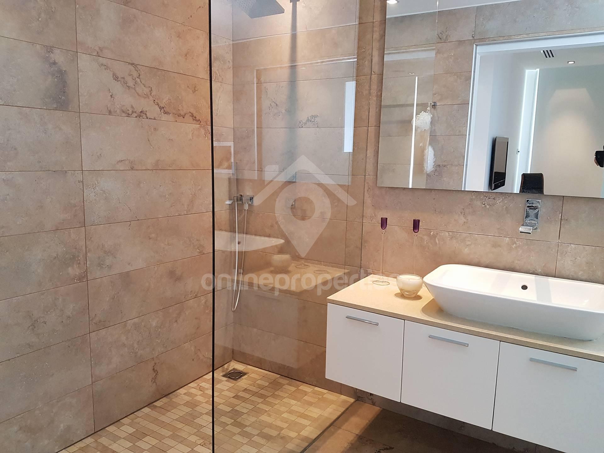 To change image, hover mouse over thumbnails below