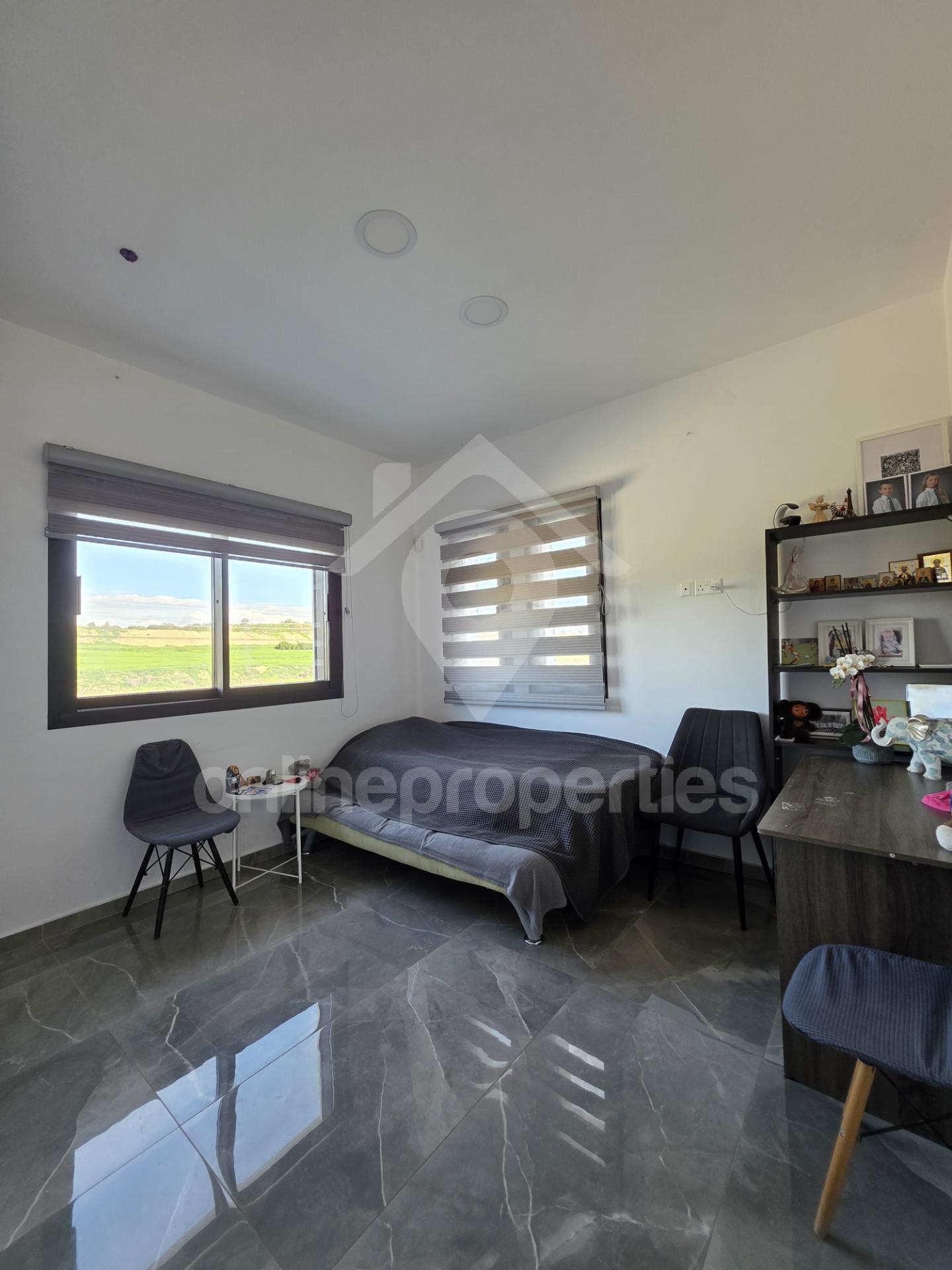 To change image, hover mouse over thumbnails below