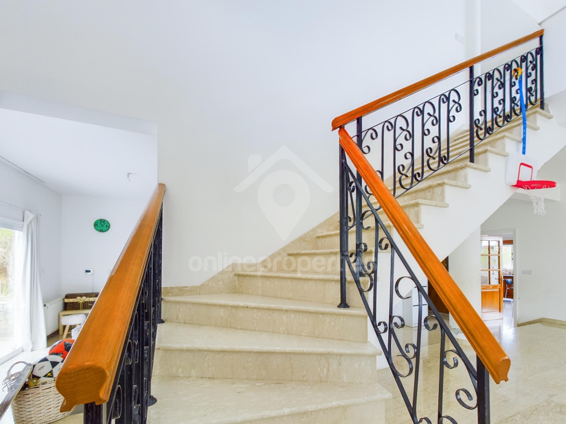 To change image, hover mouse over thumbnails below