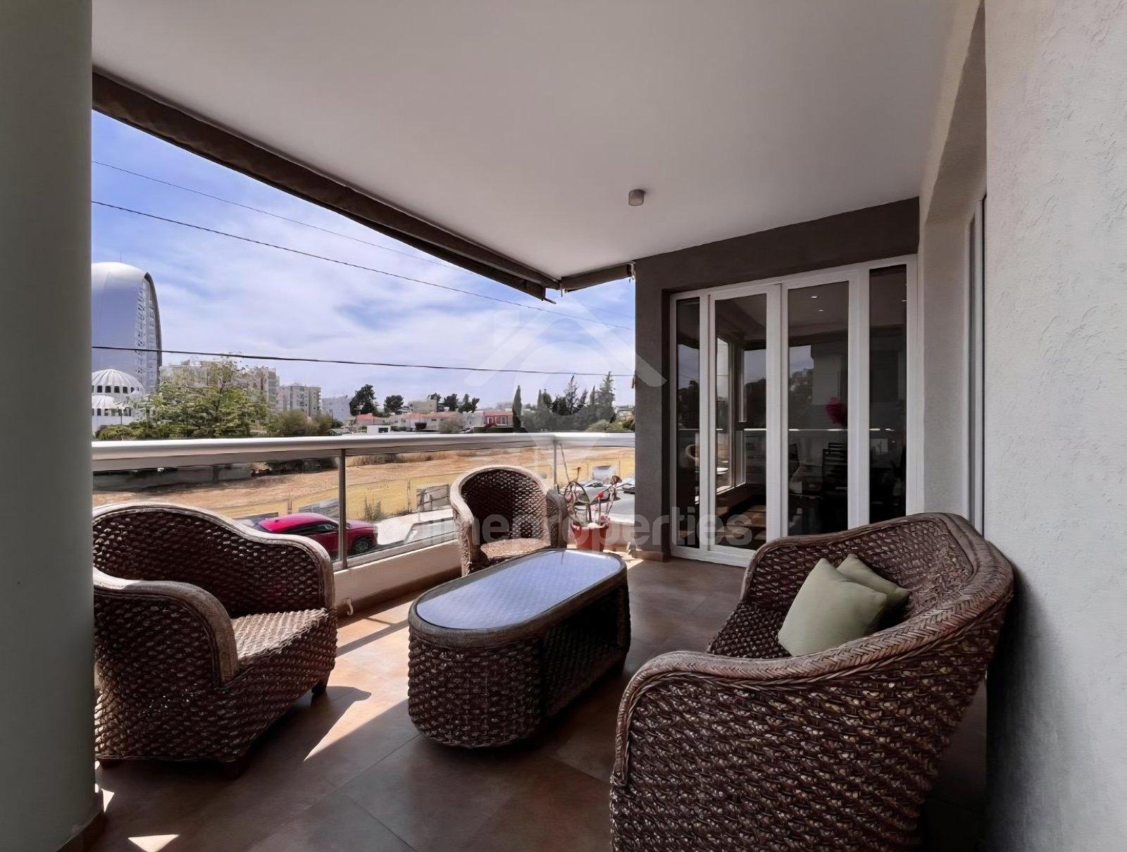 To change image, hover mouse over thumbnails below