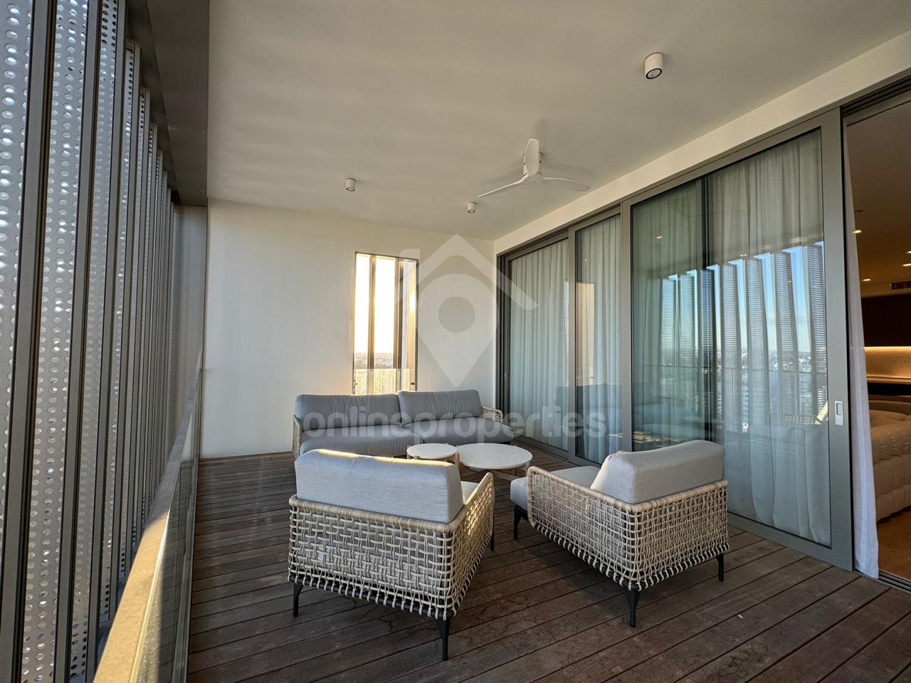 To change image, hover mouse over thumbnails below