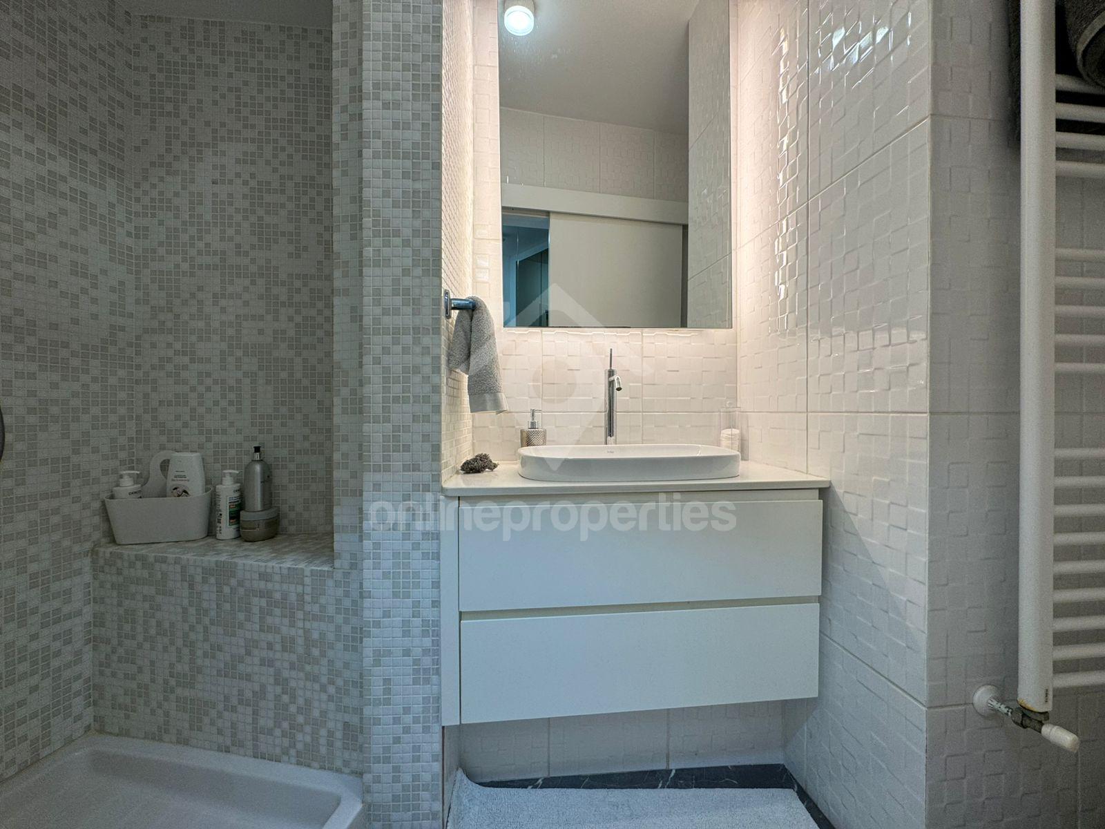 To change image, hover mouse over thumbnails below