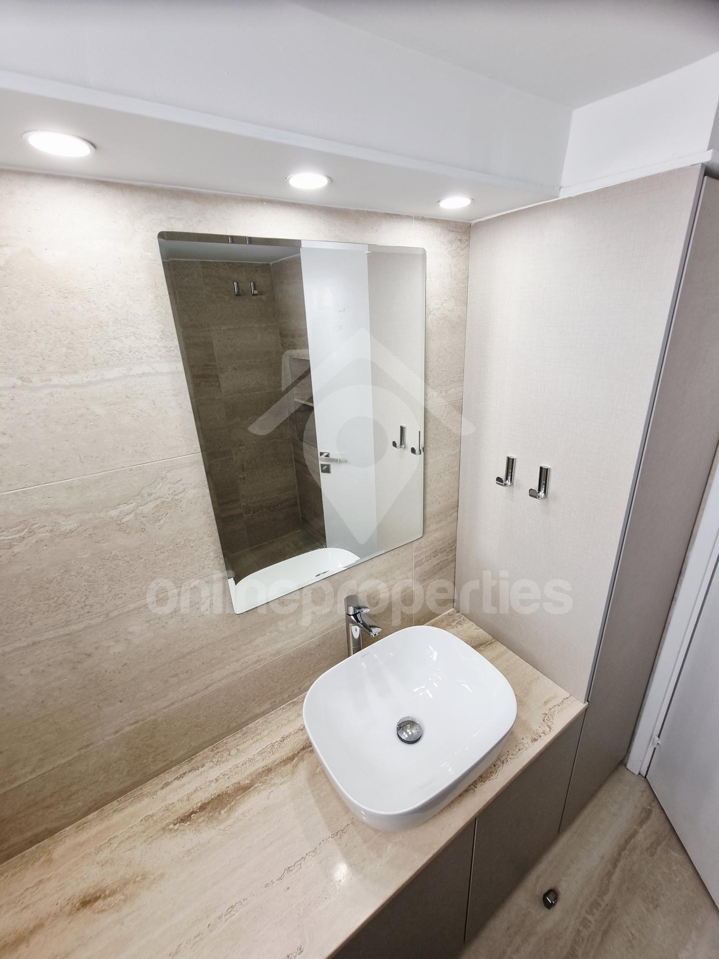 To change image, hover mouse over thumbnails below