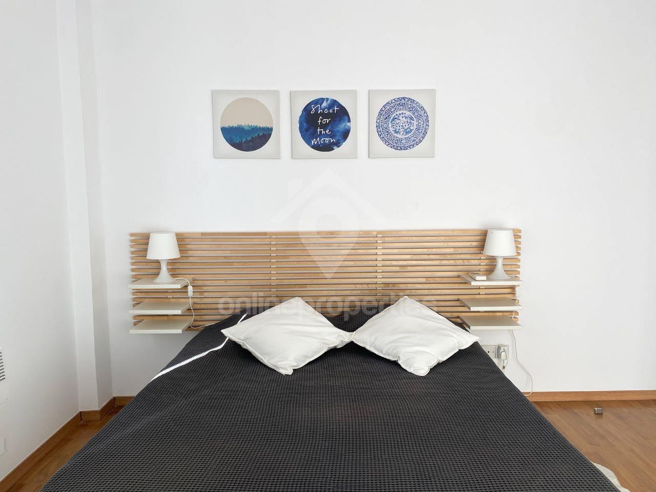 To change image, hover mouse over thumbnails below