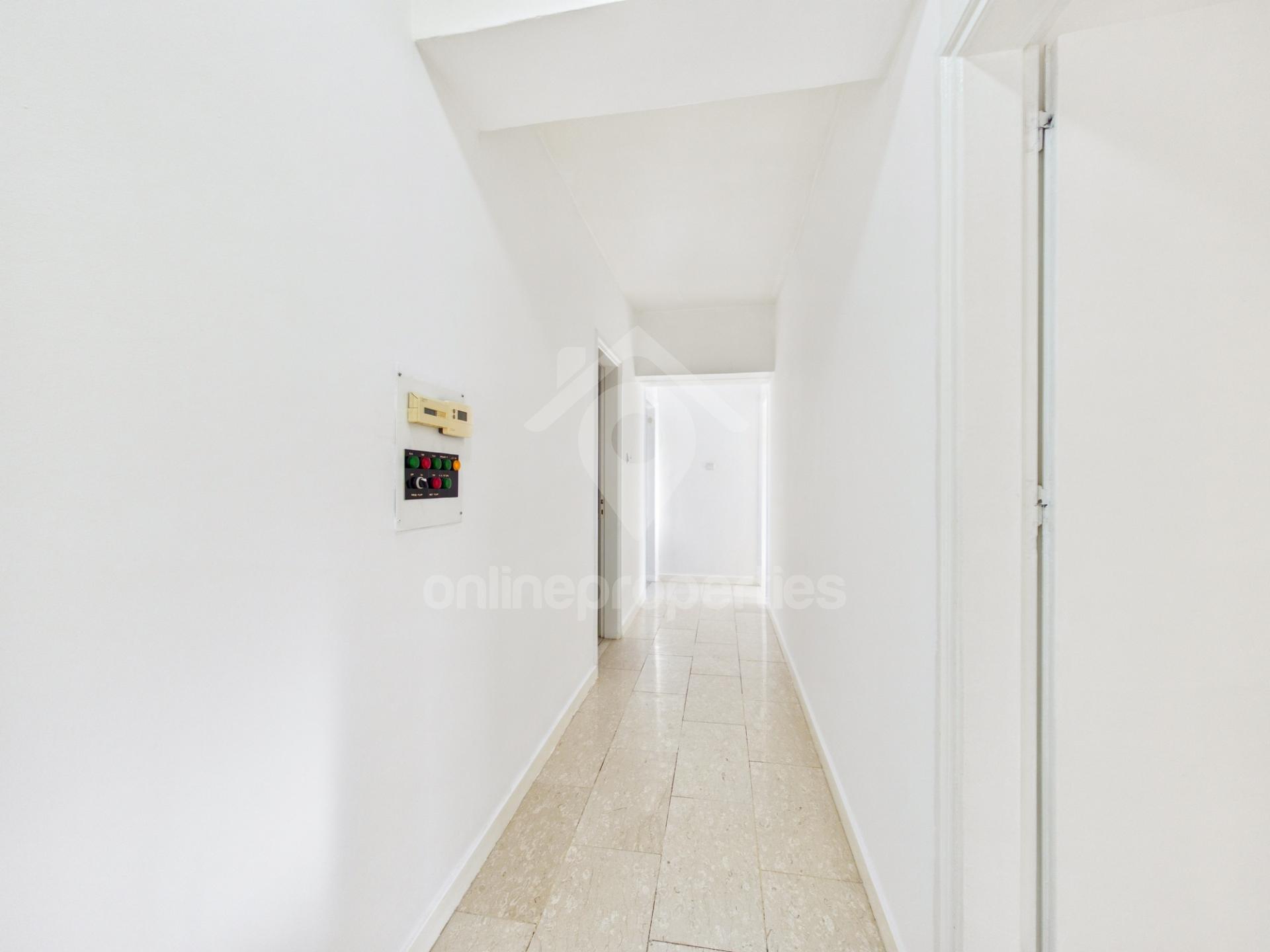 To change image, hover mouse over thumbnails below