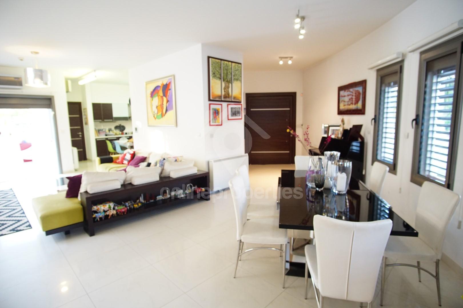 To change image, hover mouse over thumbnails below