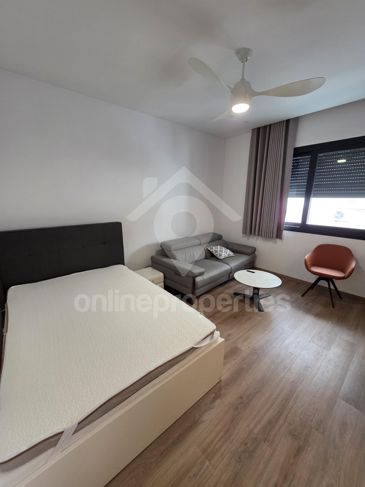 To change image, hover mouse over thumbnails below