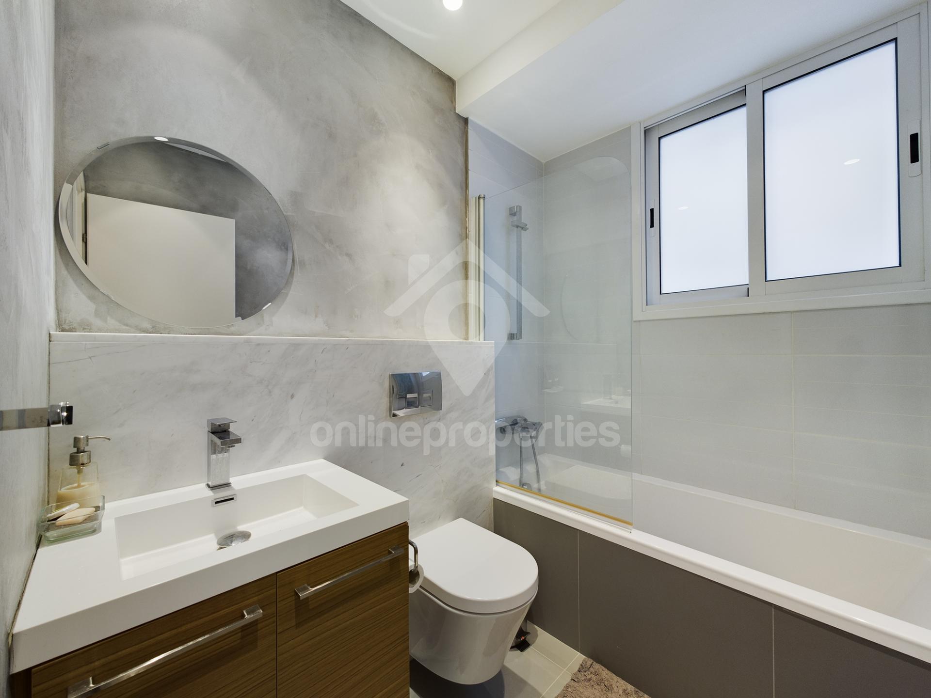 To change image, hover mouse over thumbnails below