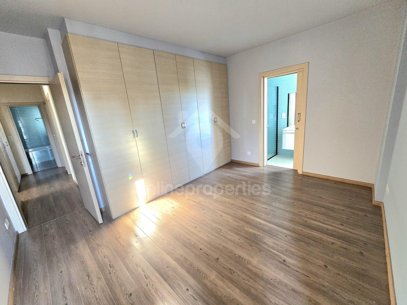 To change image, hover mouse over thumbnails below