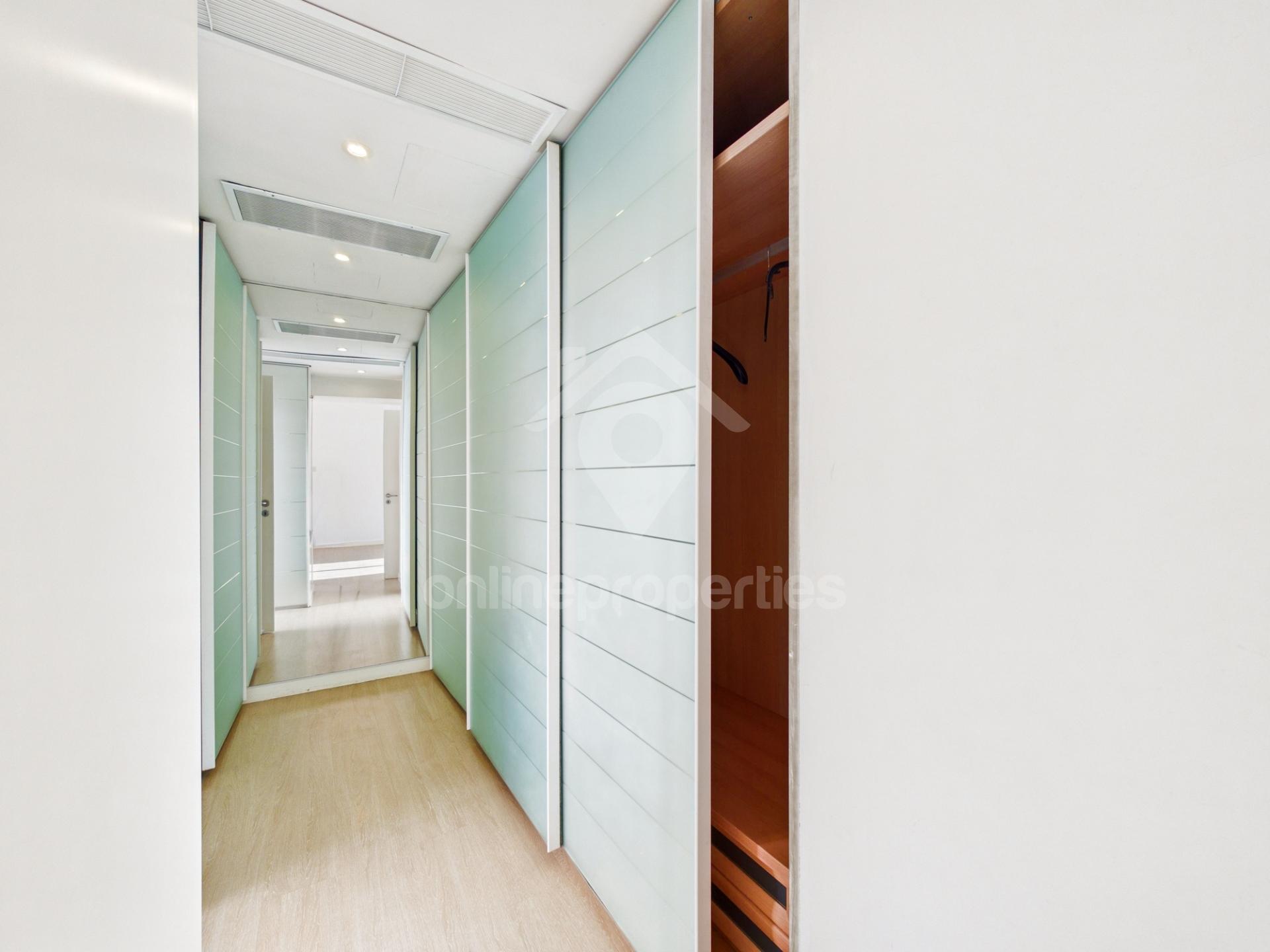 To change image, hover mouse over thumbnails below