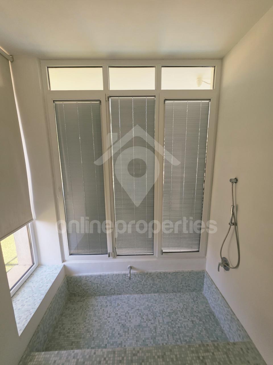 To change image, hover mouse over thumbnails below