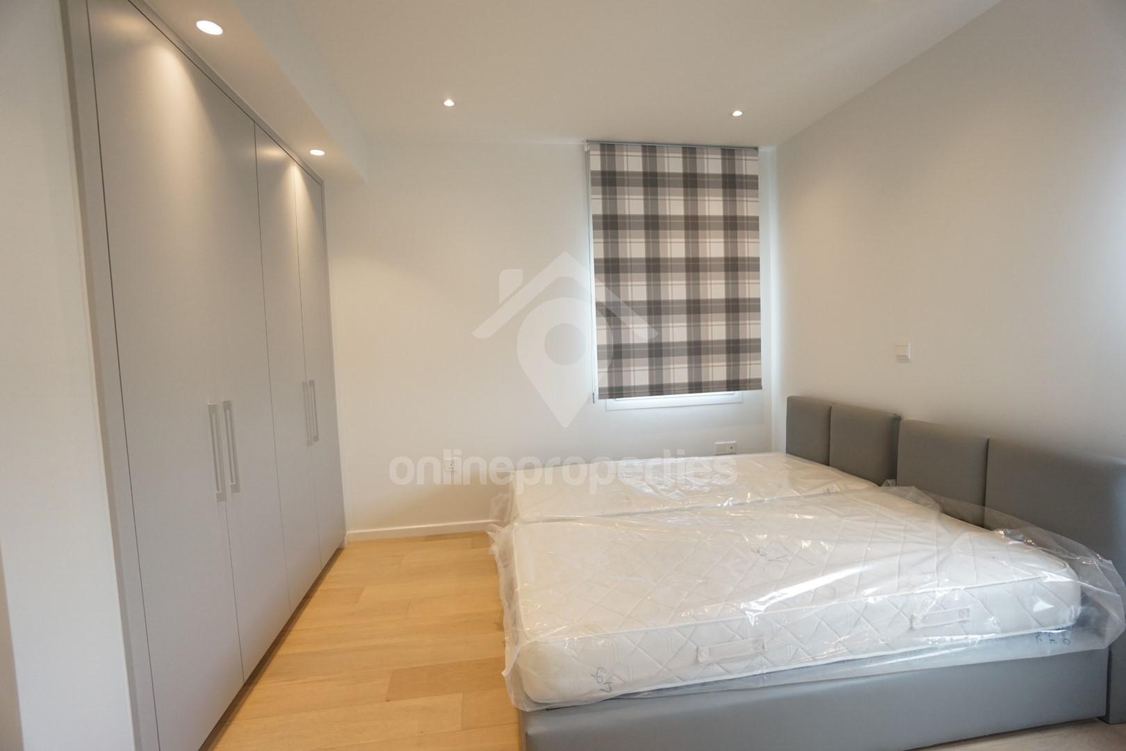 To change image, hover mouse over thumbnails below