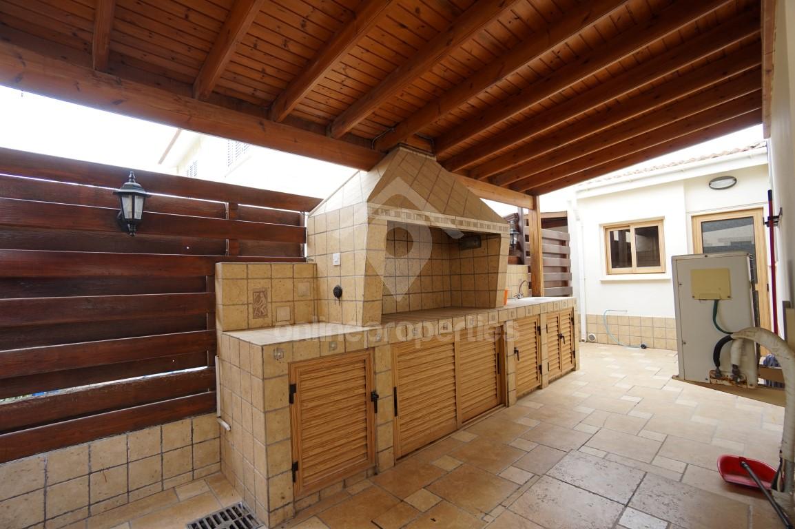 To change image, hover mouse over thumbnails below