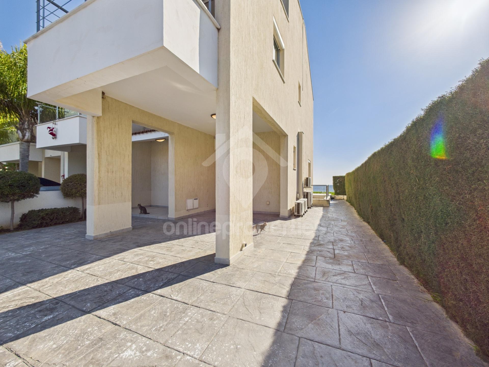 To change image, hover mouse over thumbnails below