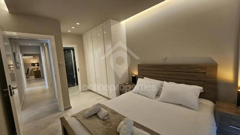 To change image, hover mouse over thumbnails below