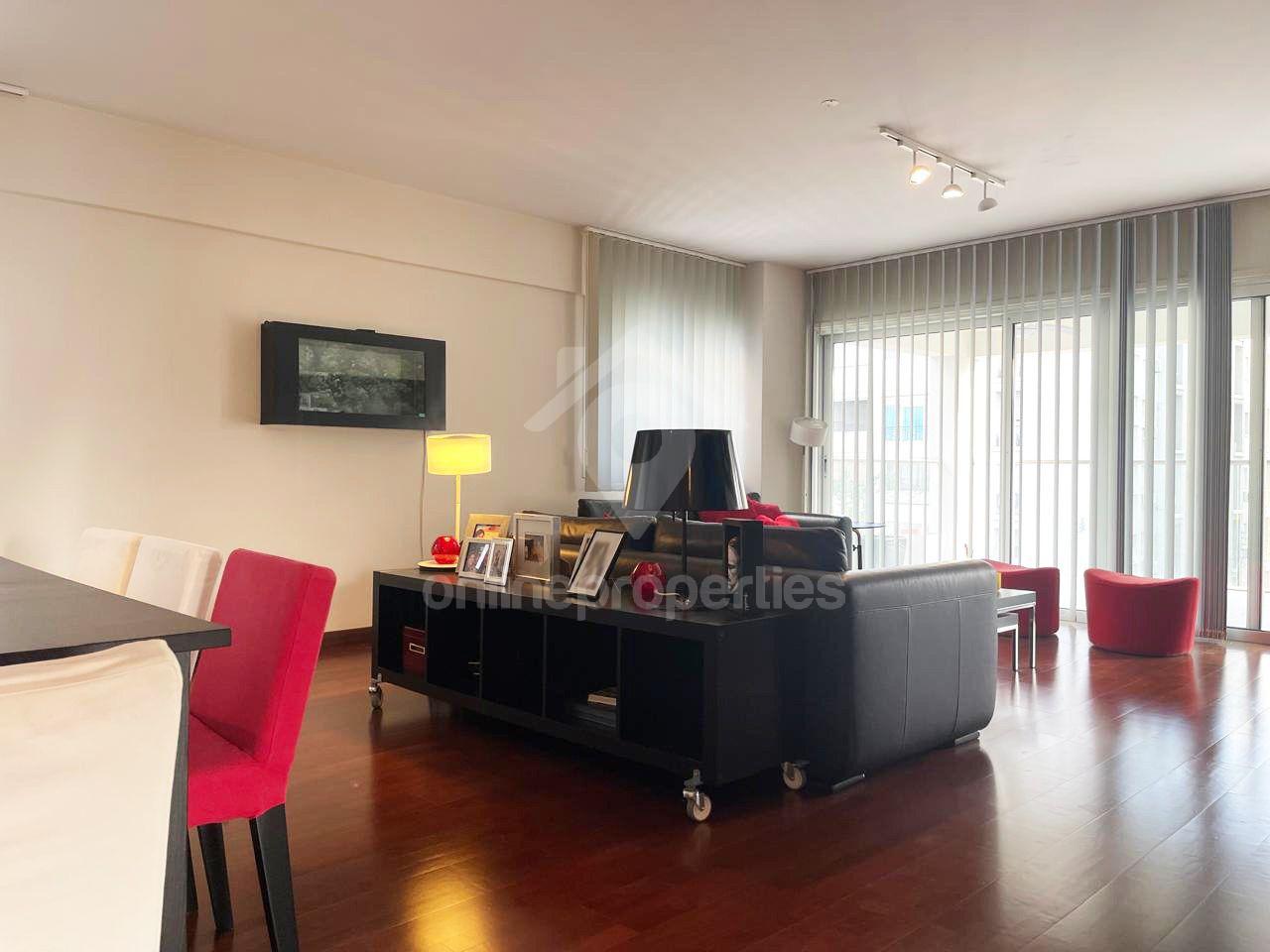 To change image, hover mouse over thumbnails below