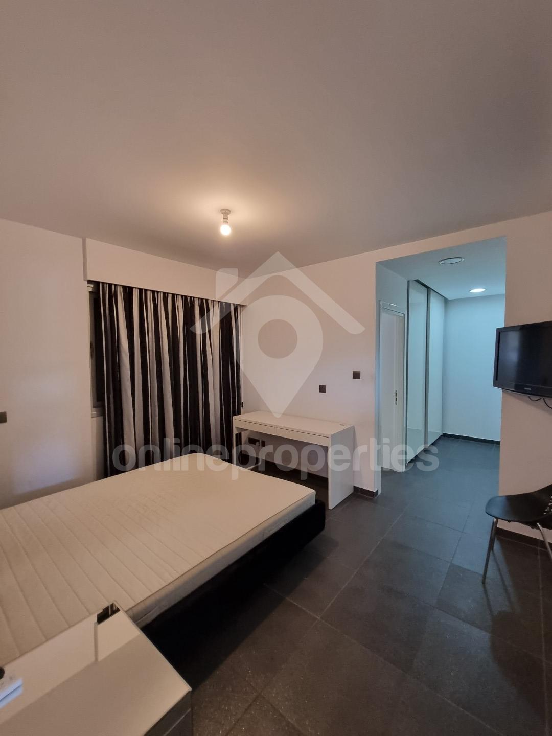 To change image, hover mouse over thumbnails below