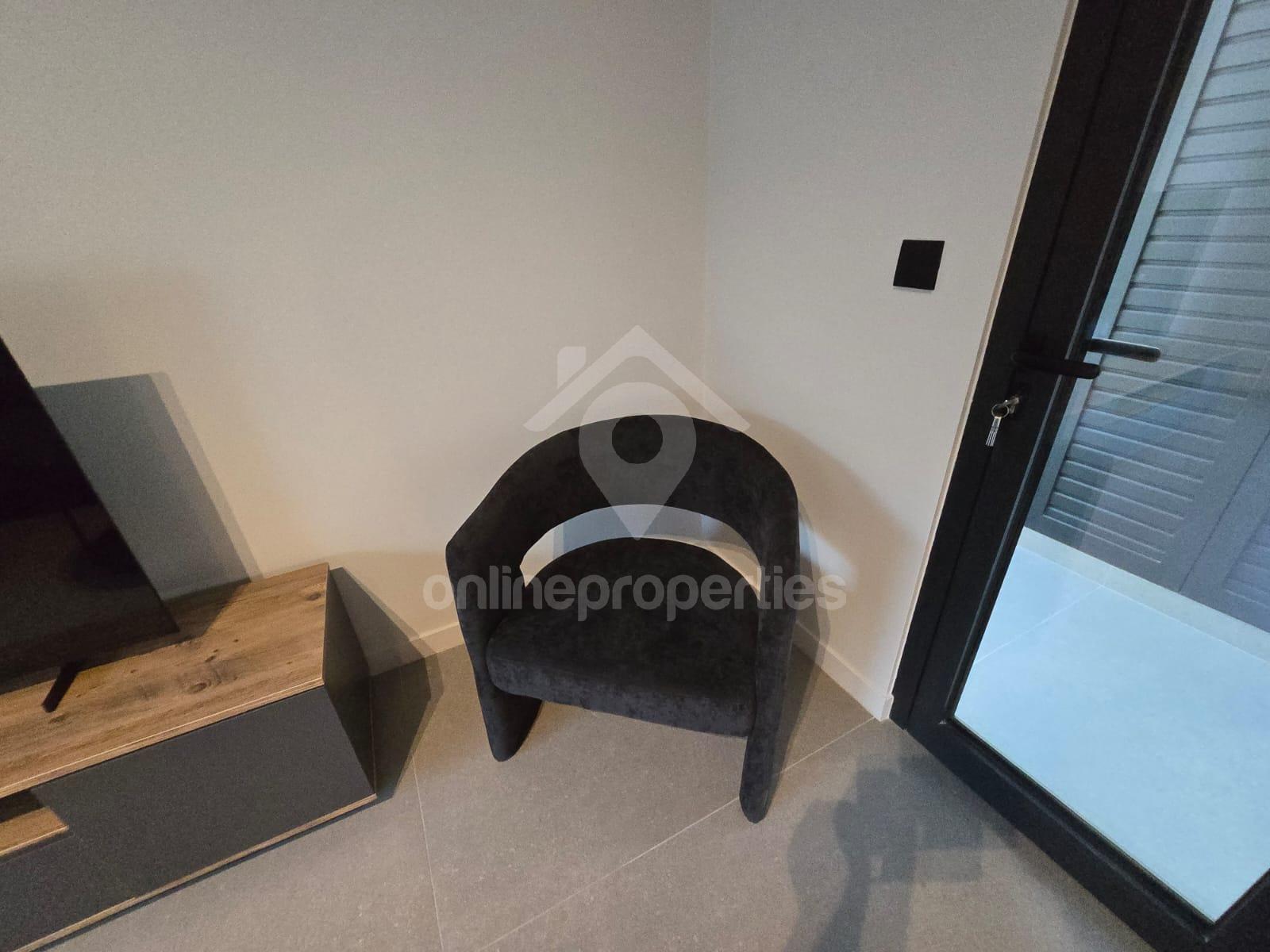 To change image, hover mouse over thumbnails below