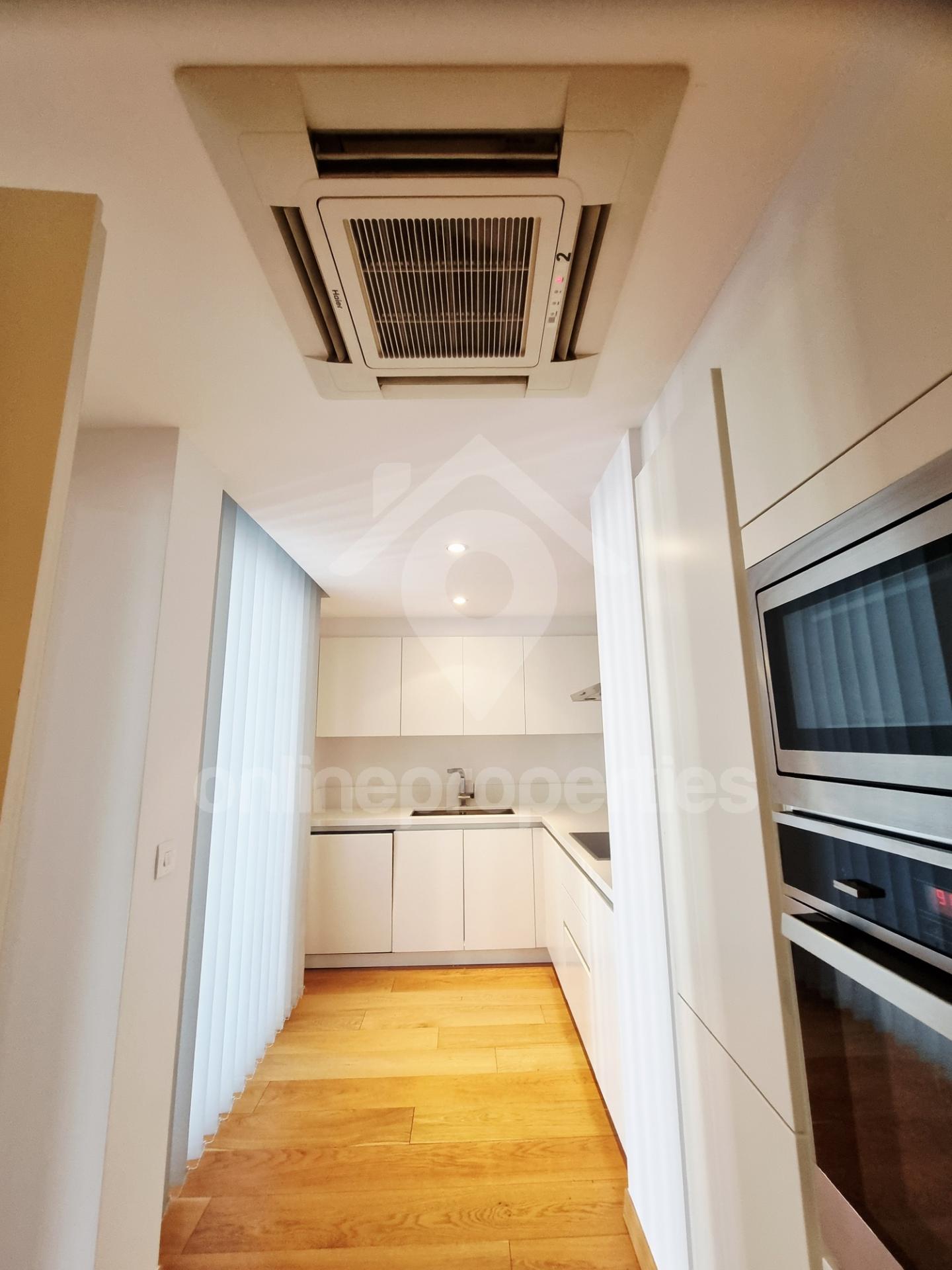 To change image, hover mouse over thumbnails below