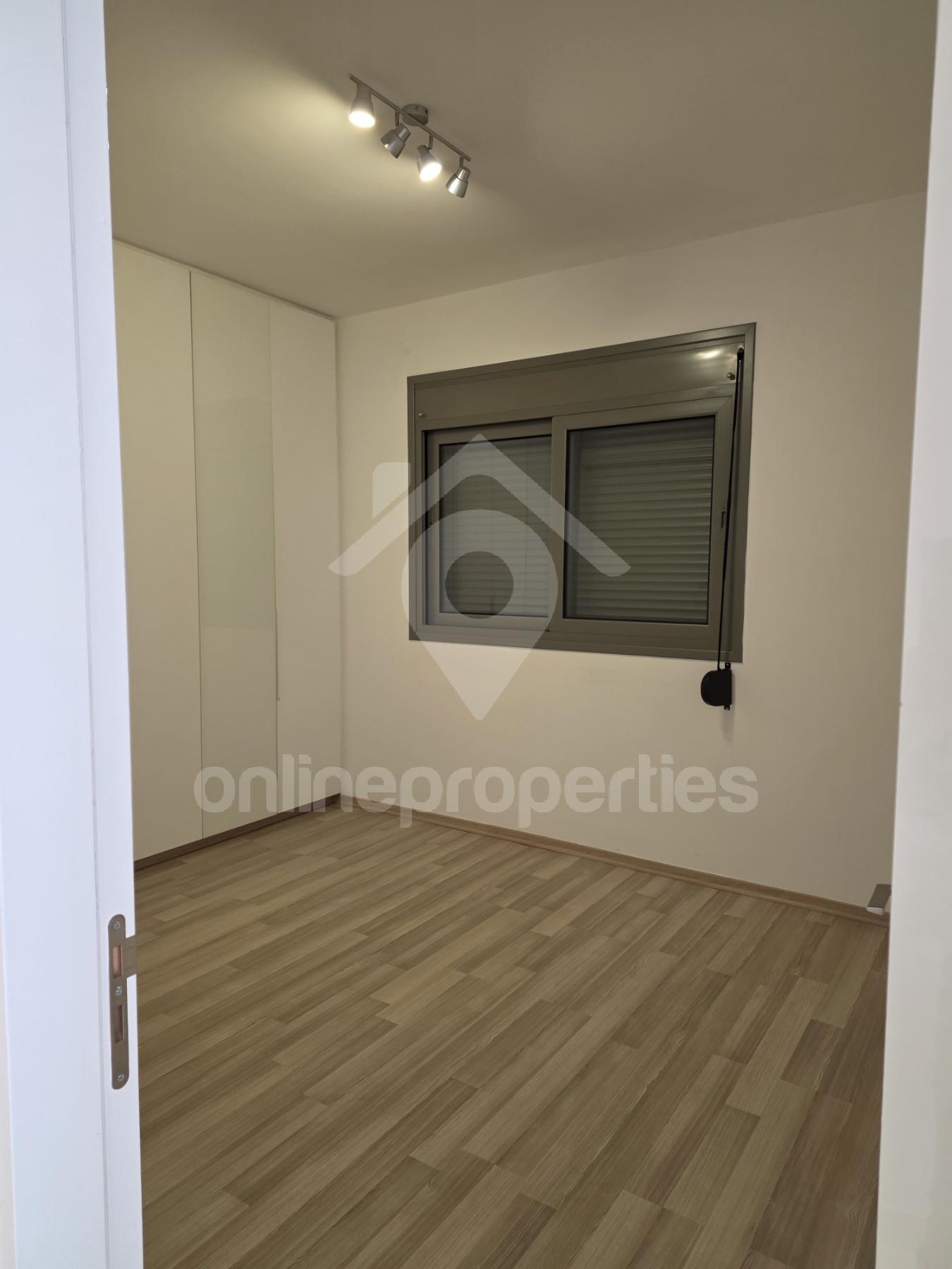 To change image, hover mouse over thumbnails below