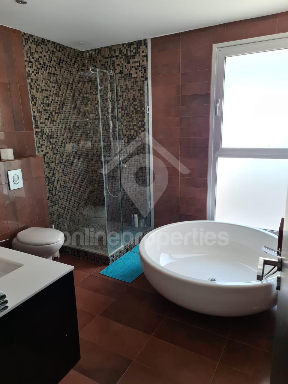 To change image, hover mouse over thumbnails below