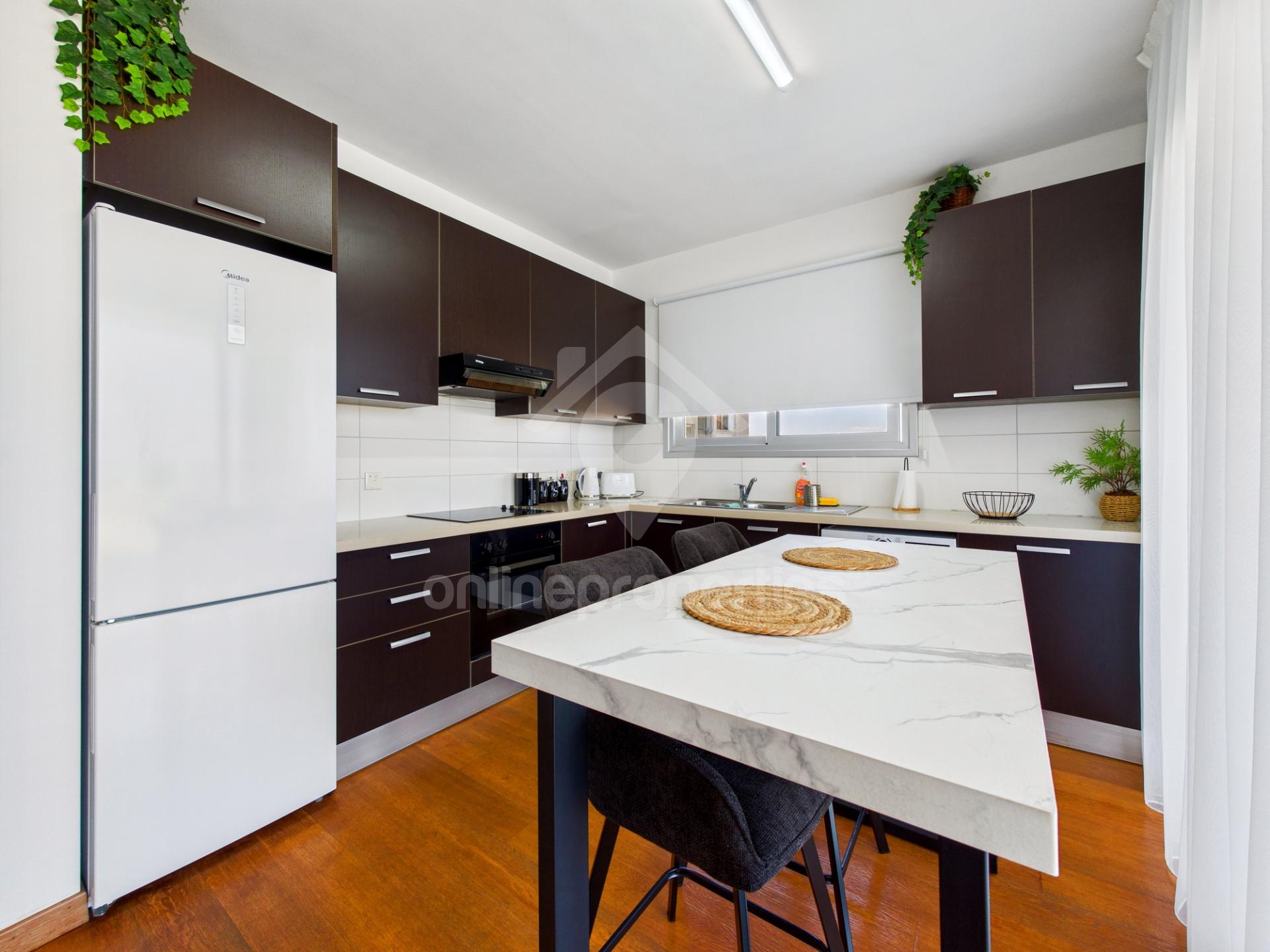 To change image, hover mouse over thumbnails below