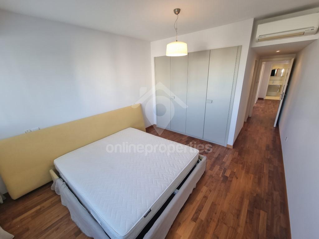 To change image, hover mouse over thumbnails below