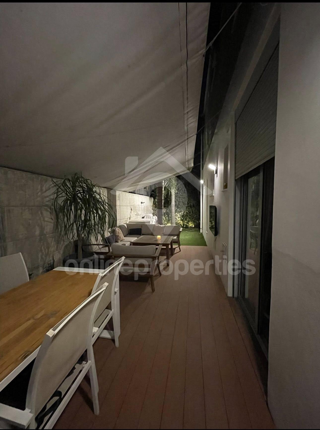 To change image, hover mouse over thumbnails below