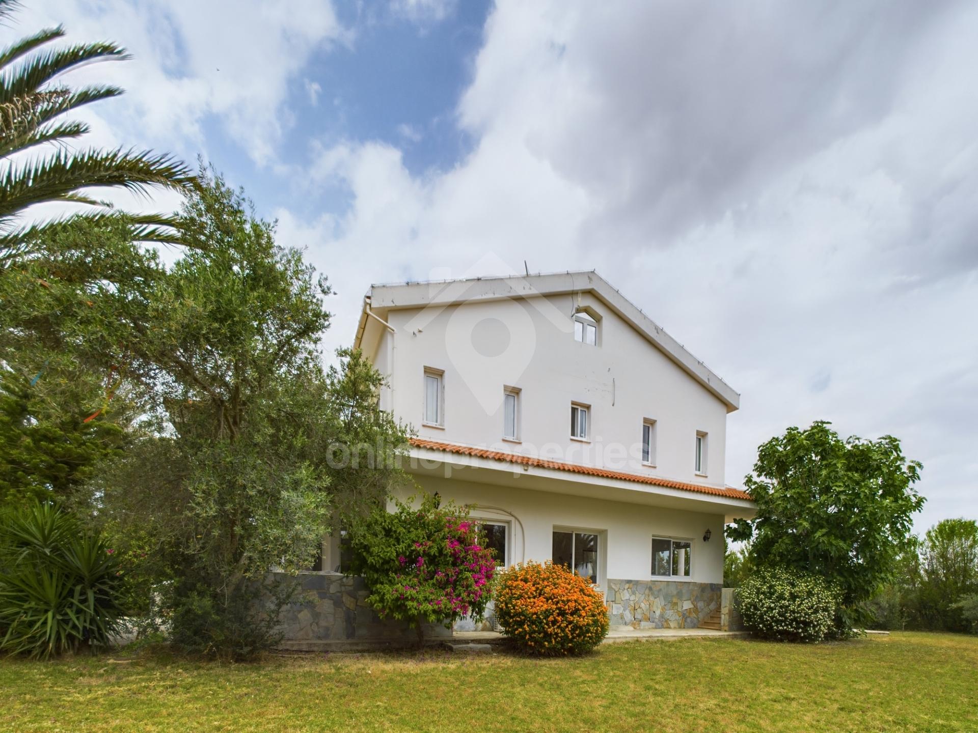 Amazing unfurnished villa with pool and tennis court 