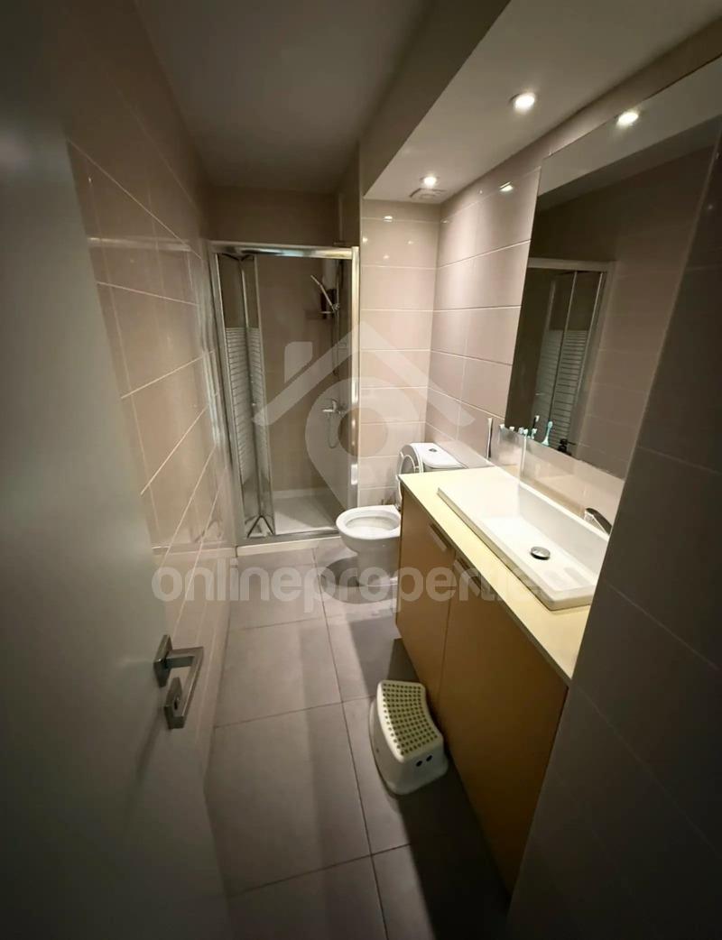 To change image, hover mouse over thumbnails below