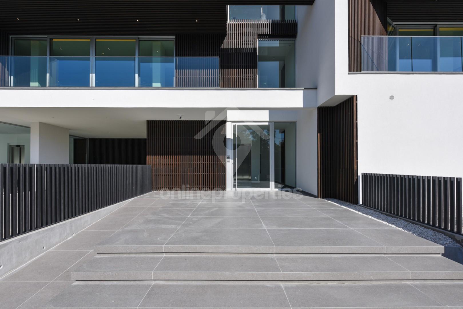 To change image, hover mouse over thumbnails below