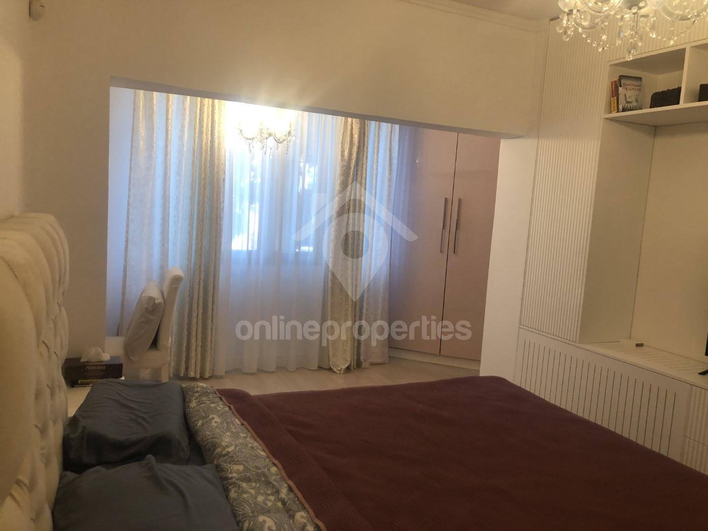 To change image, hover mouse over thumbnails below