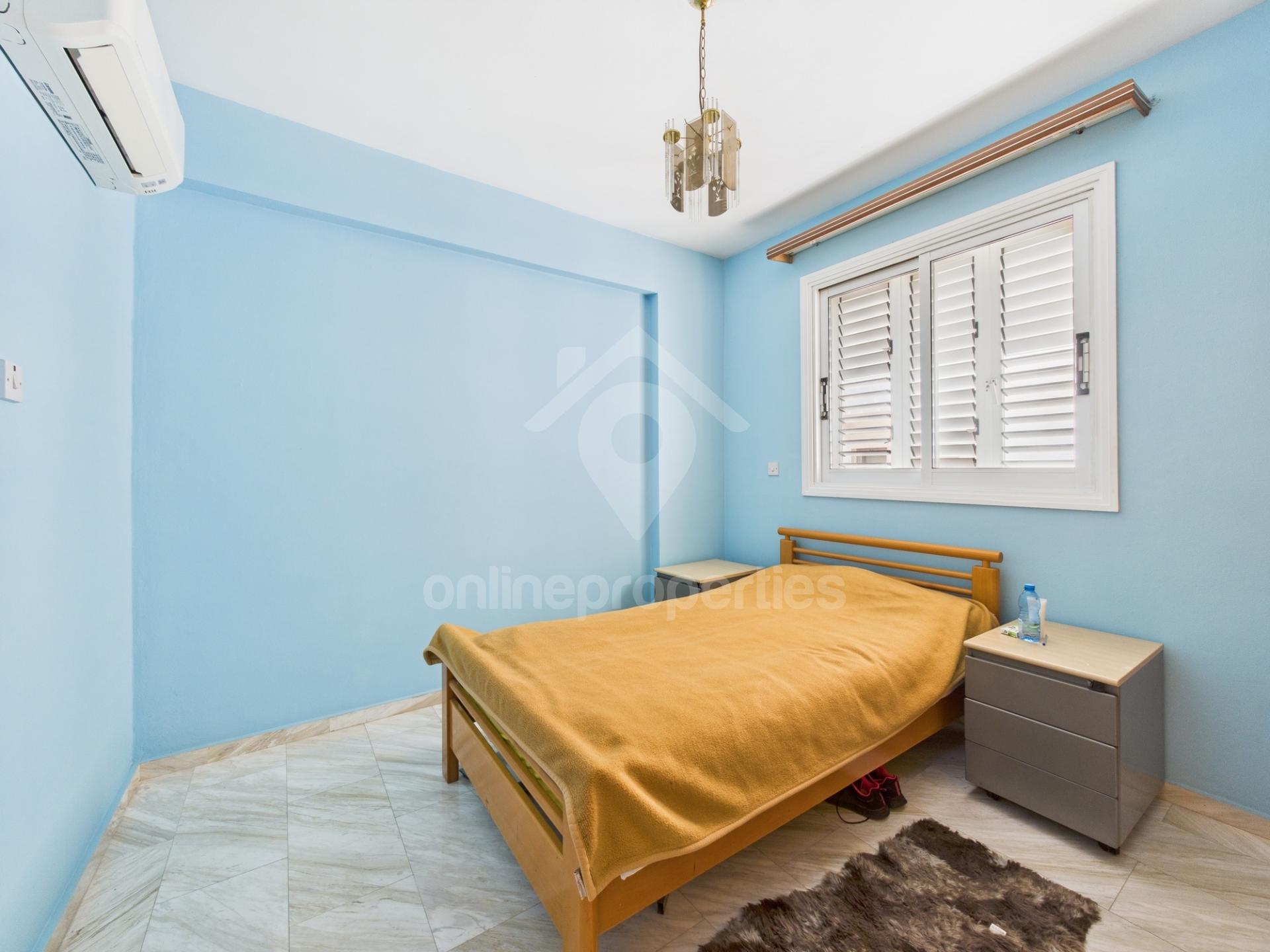 To change image, hover mouse over thumbnails below