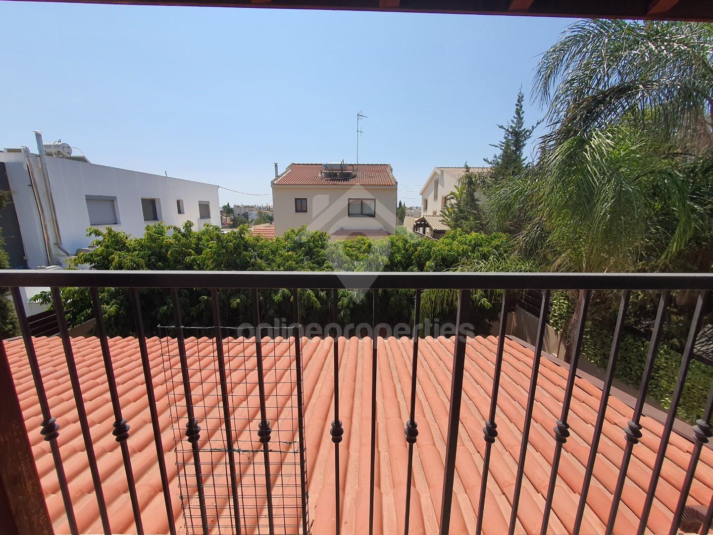 To change image, hover mouse over thumbnails below