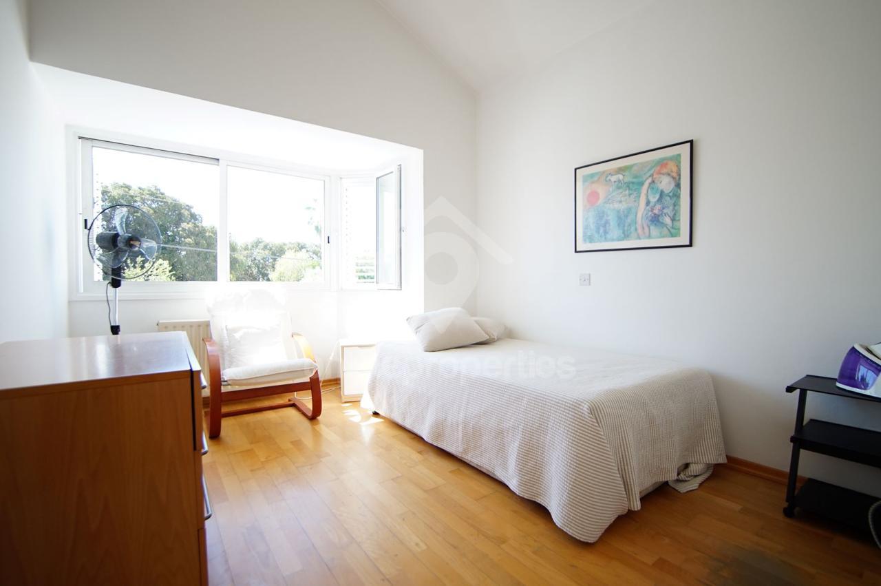 To change image, hover mouse over thumbnails below