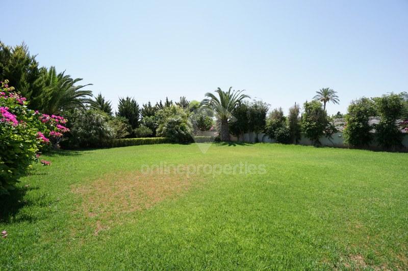 To change image, hover mouse over thumbnails below