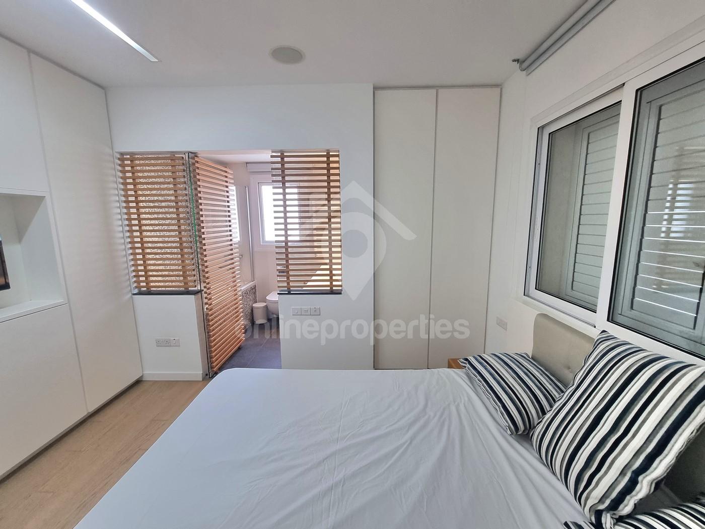 To change image, hover mouse over thumbnails below