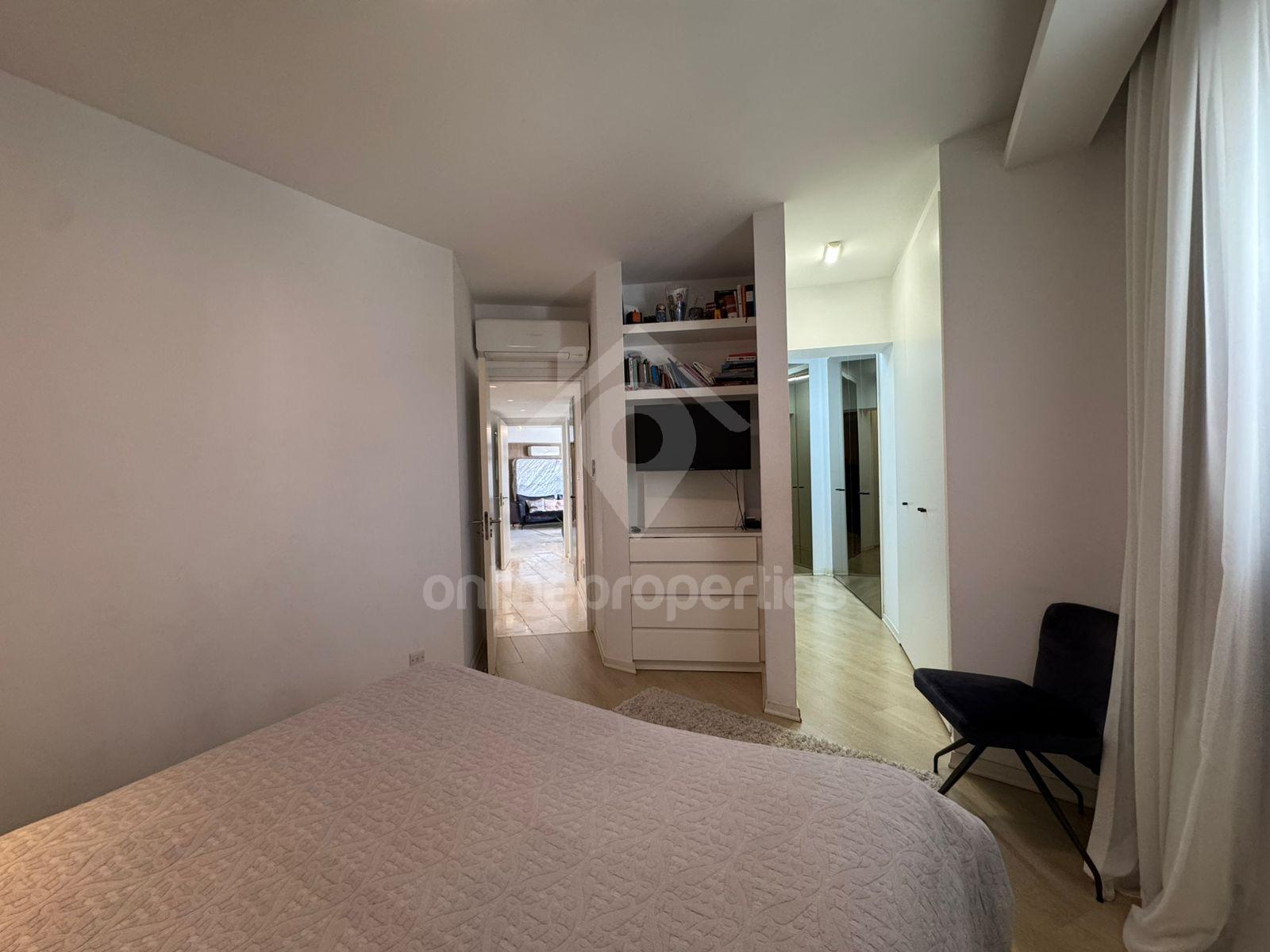 To change image, hover mouse over thumbnails below