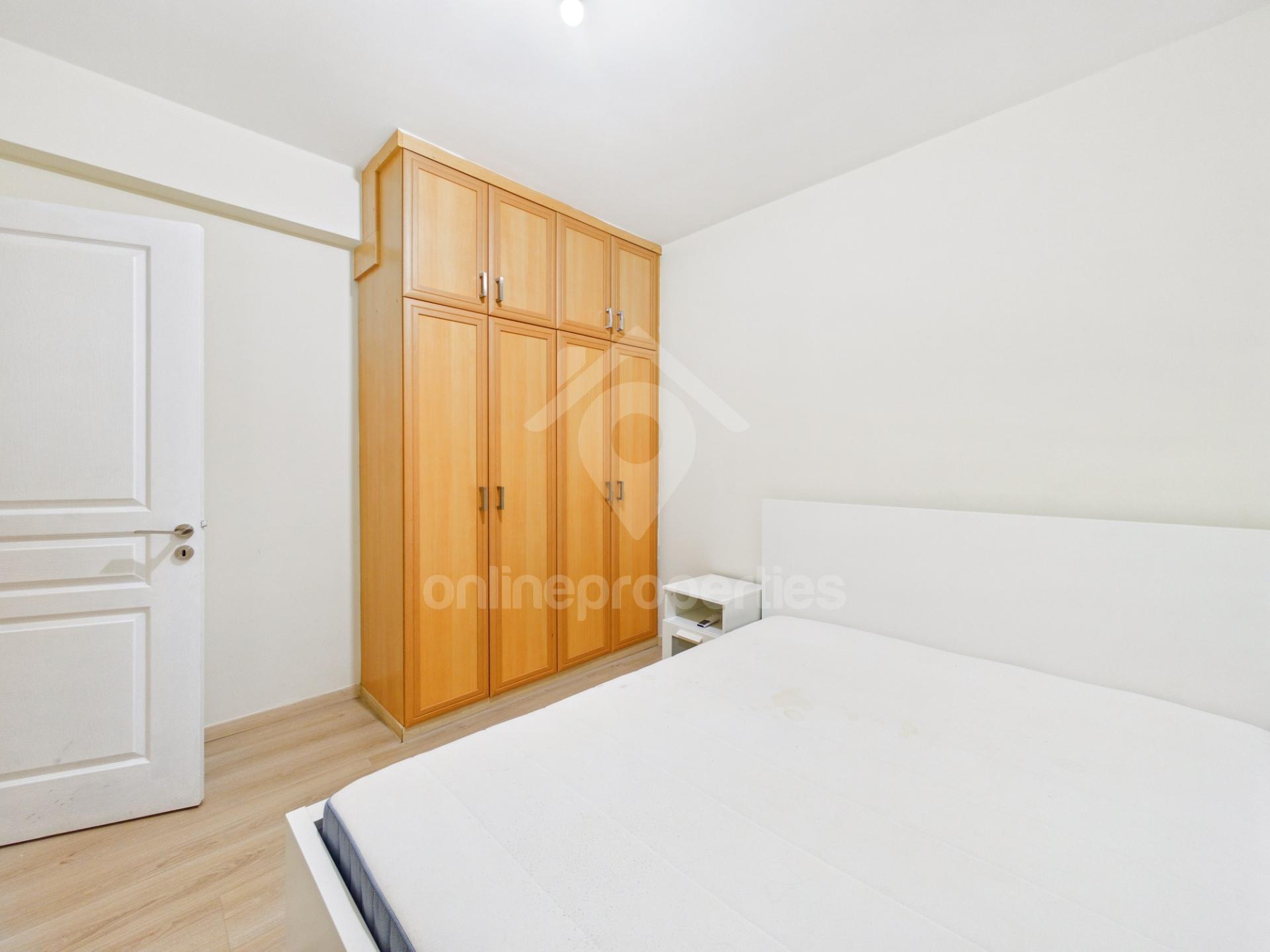 To change image, hover mouse over thumbnails below