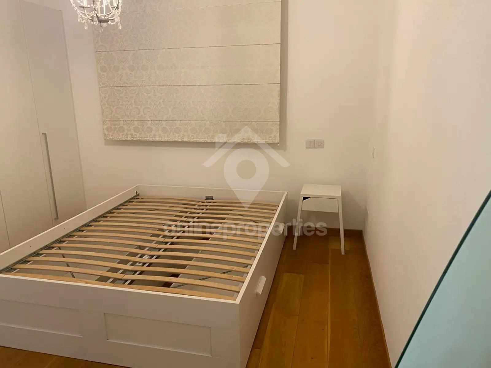 To change image, hover mouse over thumbnails below