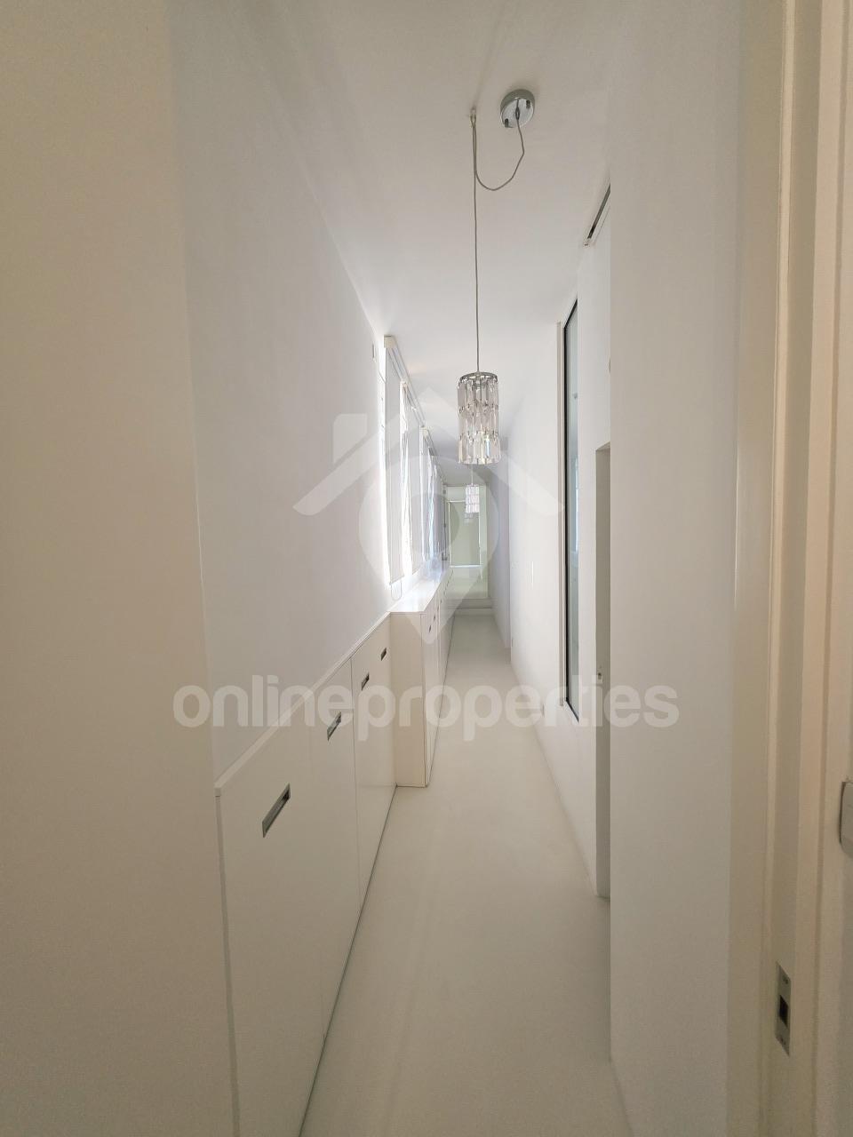 To change image, hover mouse over thumbnails below