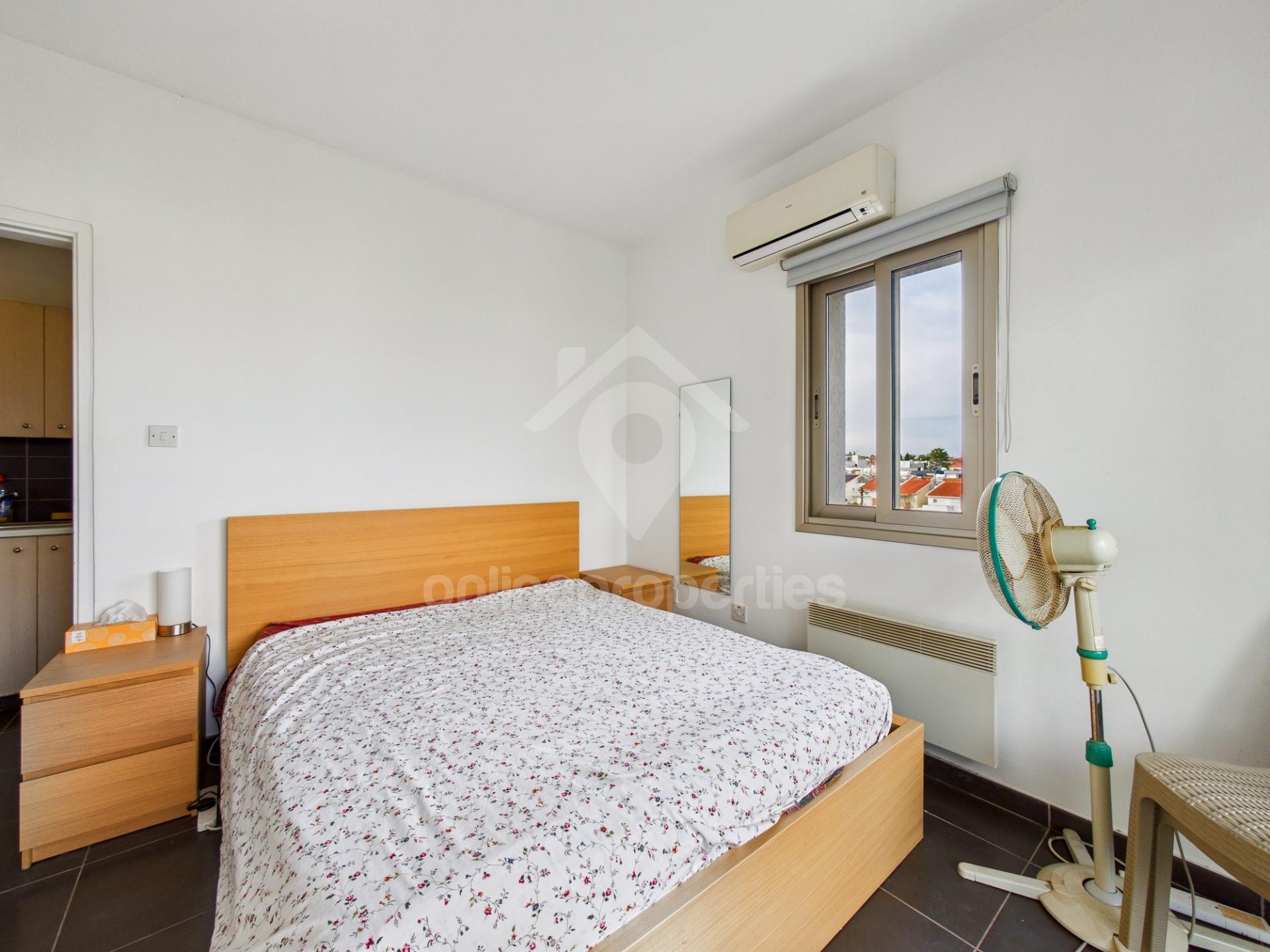 To change image, hover mouse over thumbnails below