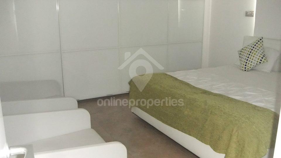 To change image, hover mouse over thumbnails below