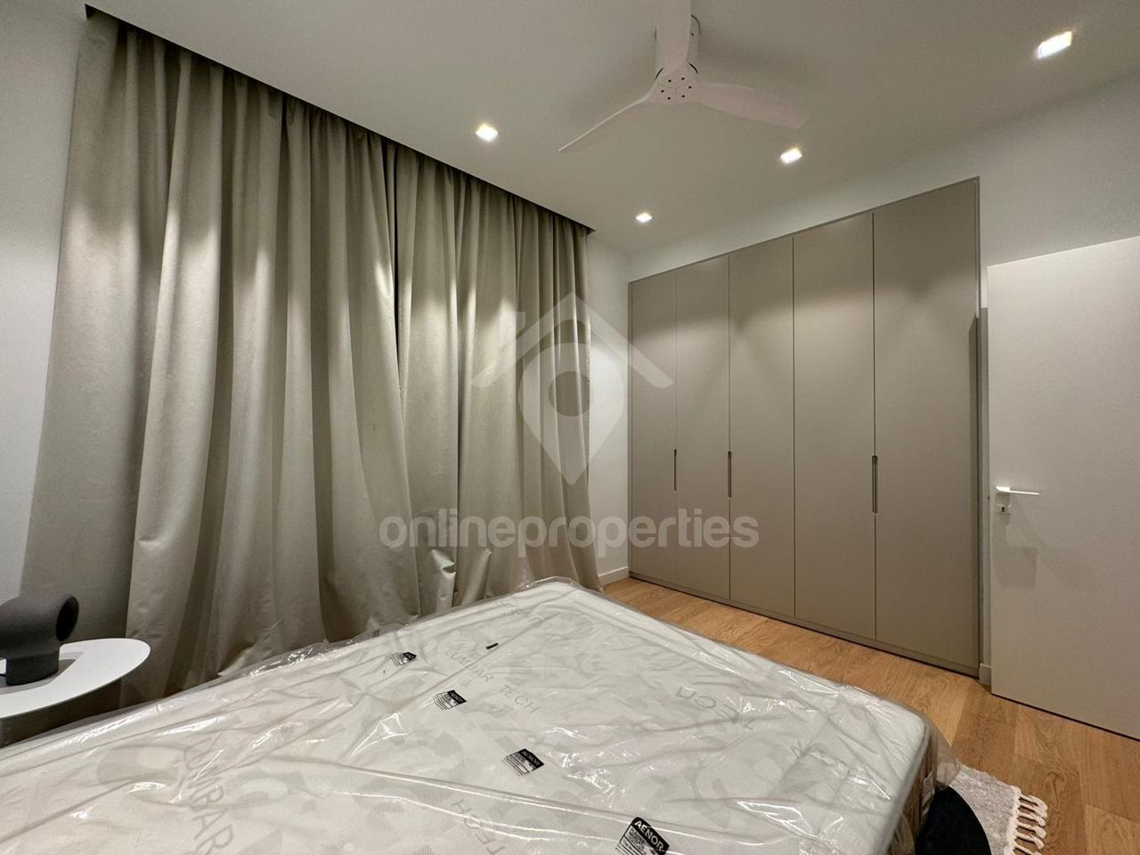 To change image, hover mouse over thumbnails below