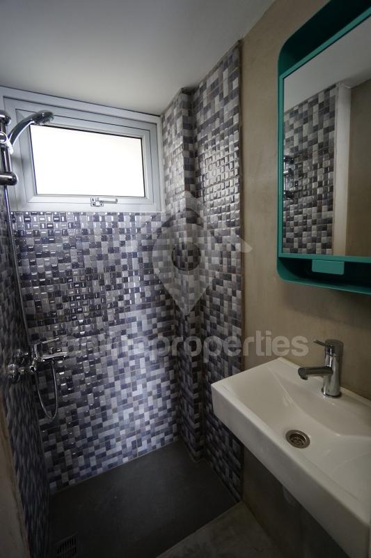 To change image, hover mouse over thumbnails below