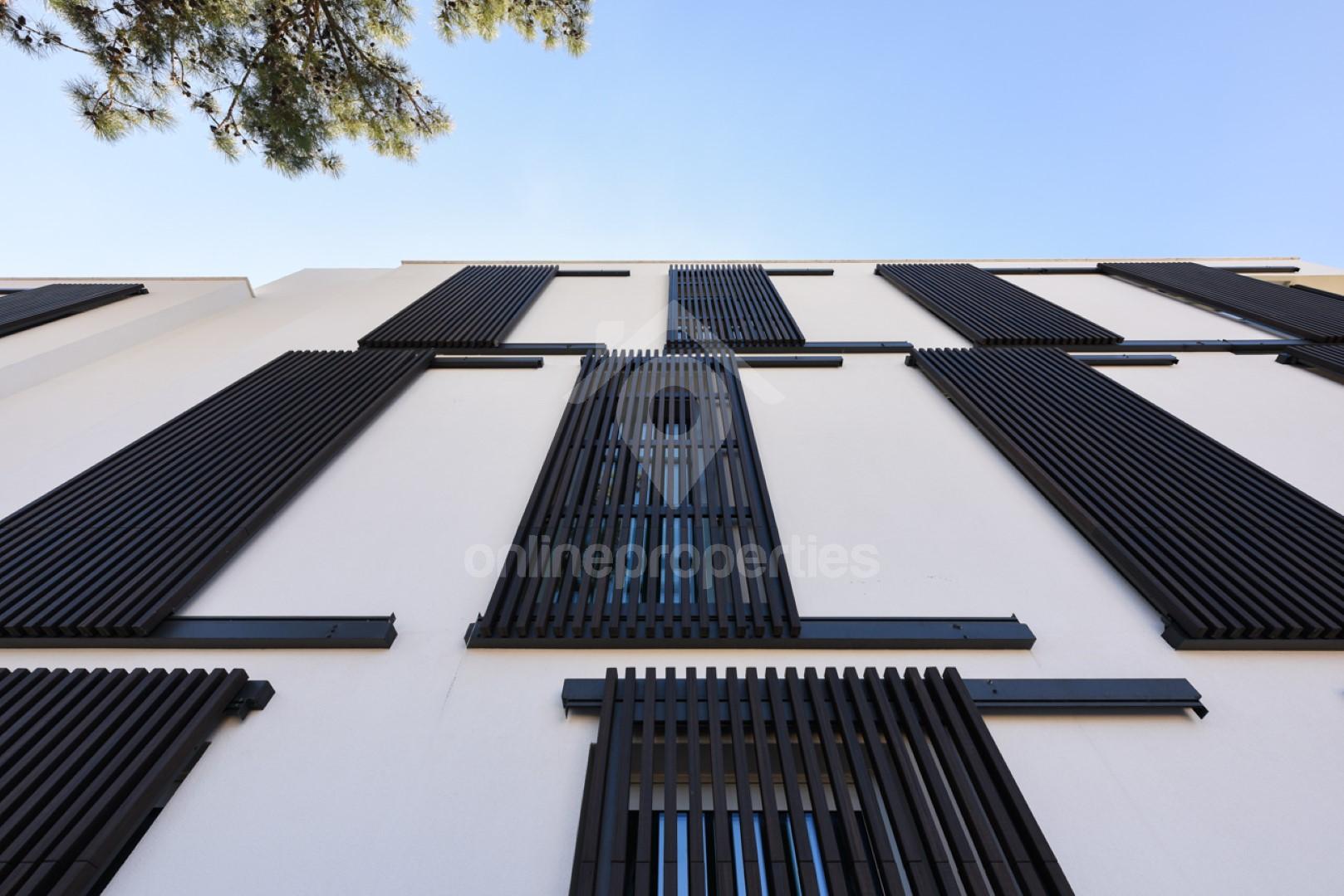 To change image, hover mouse over thumbnails below