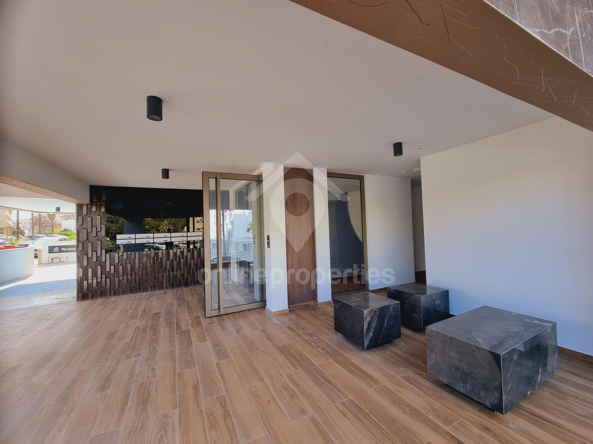 To change image, hover mouse over thumbnails below