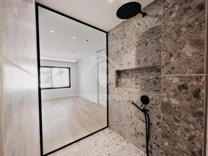 To change image, hover mouse over thumbnails below